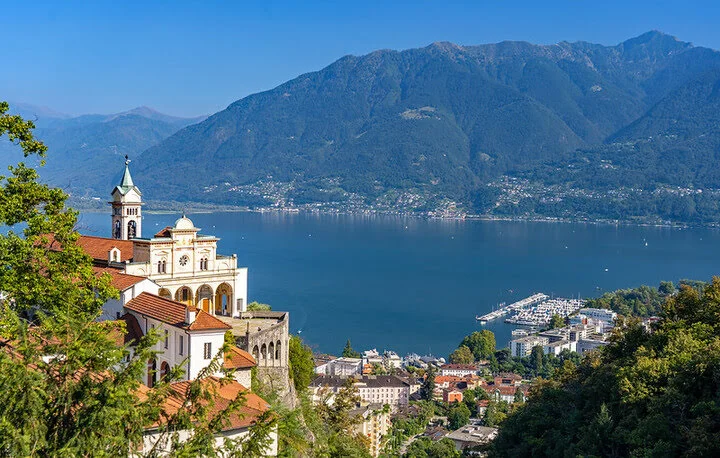 เมืองโลคาร์โนตั้งอยู่ริมทะเลสาบ Lago Maggiore 